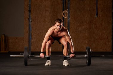 CrossFit egzersiz - spor salonunda erkek