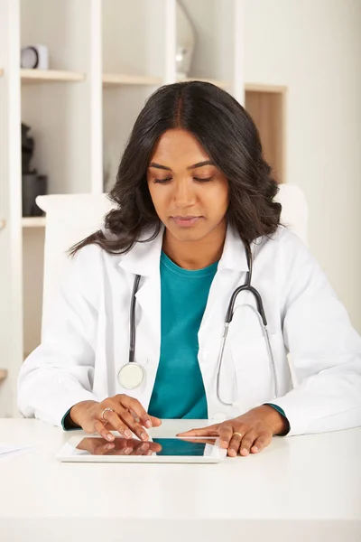 Female Doctor Working Her Studio — Stock Photo, Image