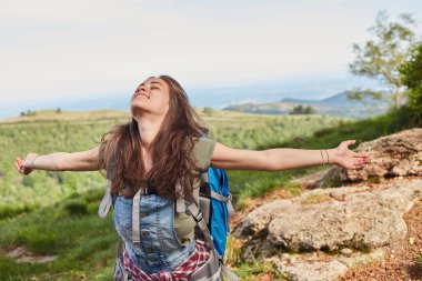Dağlarda yürüyüş yapan bir kadın