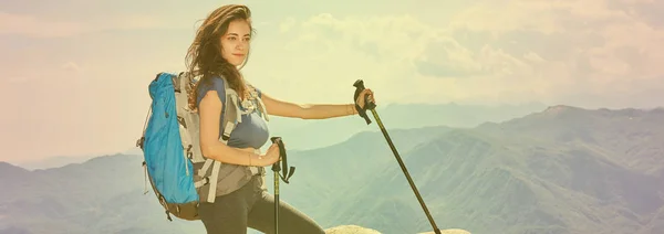 Frau Wandert Den Bergen — Stockfoto