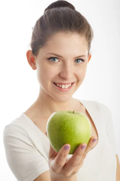 Piękna Kobieta Trzyma Jabłko — Zdjęcie stockowe