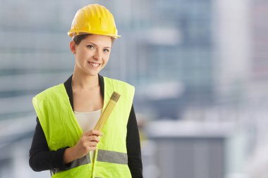 genç kadın mimar kentsel ortamda
