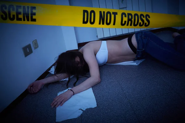 犯罪现场 死在地板上的妇女 — 图库照片