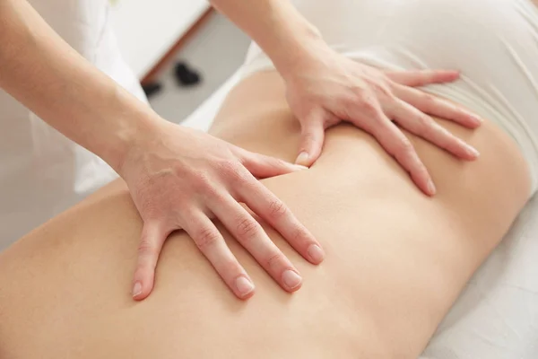 Feminino Desfrutando Massagem Relaxante Cosmetology Spa Center — Fotografia de Stock