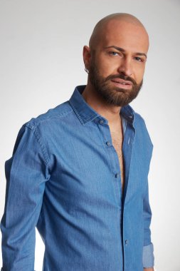 tricopigmentasyon tedavisi olan adam