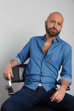 tricopigmentasyon tedavisi olan adam