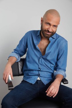 tricopigmentasyon tedavisi olan adam