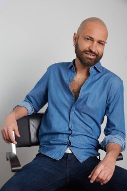 tricopigmentasyon tedavisi olan adam