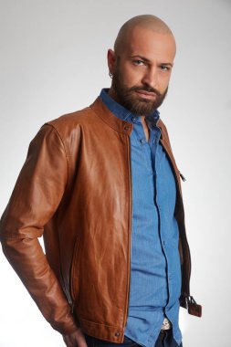 tricopigmentasyon tedavisi olan adam