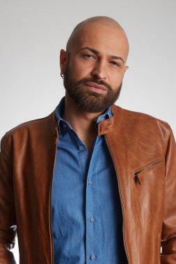 tricopigmentasyon tedavisi olan adam