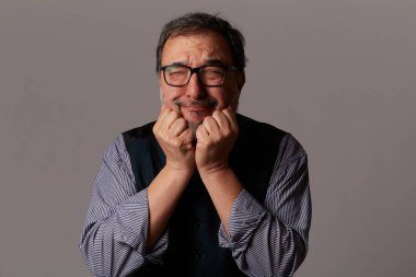 kızgın yetişkin adam deli oluyor