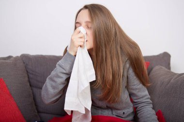 kanepede grip olan kadın