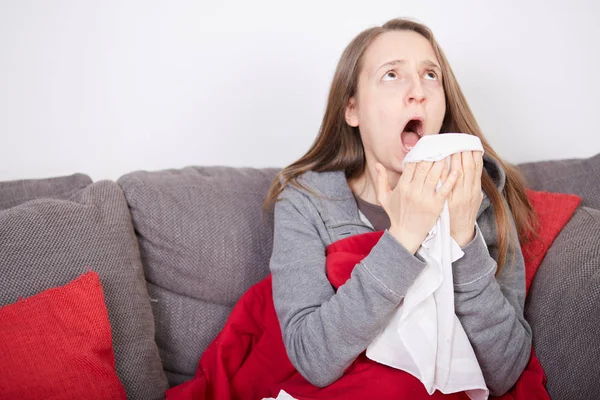 ソファの上でインフルエンザの女性 — ストック写真