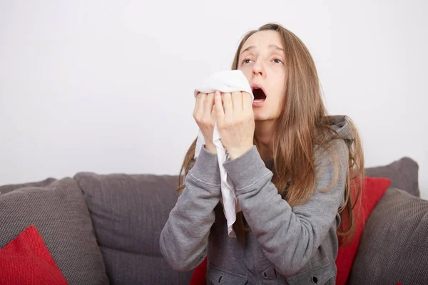 ソファの上でインフルエンザの女性 — ストック写真