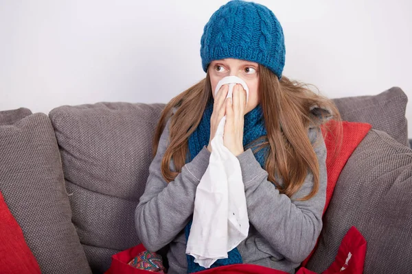ソファの上でインフルエンザの女性 — ストック写真