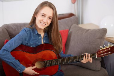 kadın evde gitar çalmak