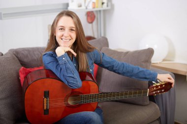 kadın evde gitar çalmak