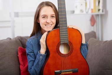 kadın evde gitar çalmak