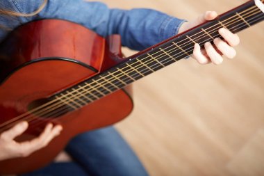 kadın evde gitar çalmak