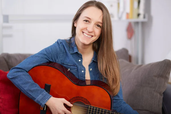 Mujer Tocar Guitarra Casa — Foto de Stock