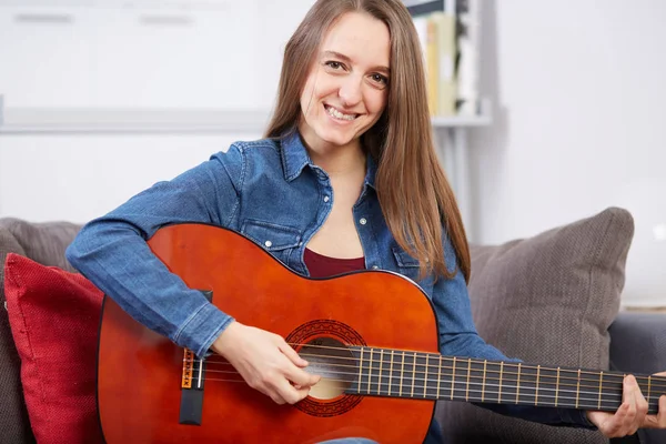 Mulher Tocar Guitarra Casa — Fotografia de Stock