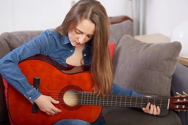 Frau Spielt Hause Gitarre — Stockfoto