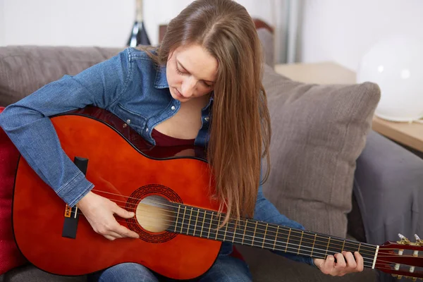 Mujer Tocar Guitarra Casa — Foto de Stock