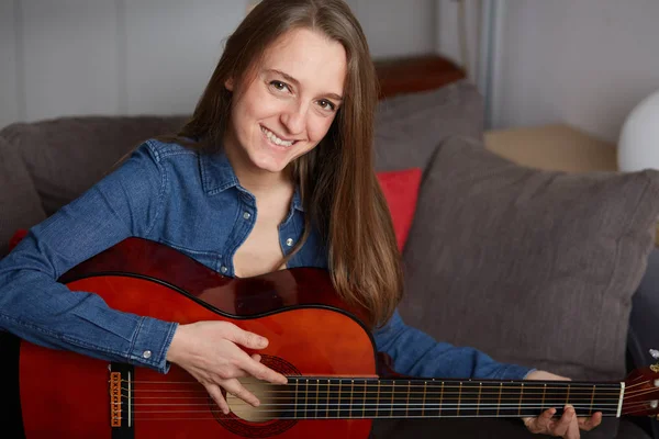 Vrouw Speelt Gitaar Thuis — Stockfoto