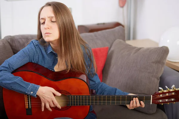 Frau Spielt Hause Gitarre — Stockfoto