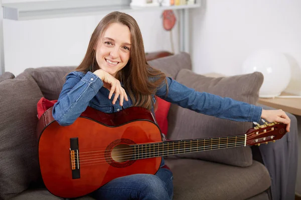 Vrouw Speelt Gitaar Thuis — Stockfoto