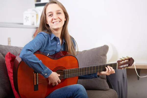 Vrouw Speelt Gitaar Thuis — Stockfoto