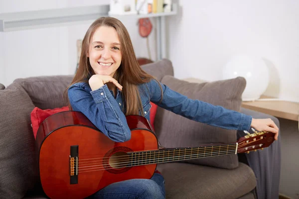 Vrouw Speelt Gitaar Thuis — Stockfoto