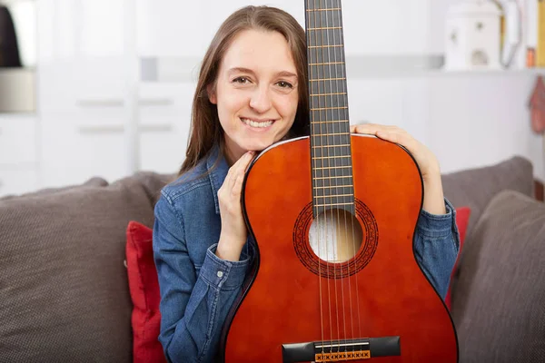 Mulher Tocar Guitarra Casa — Fotografia de Stock