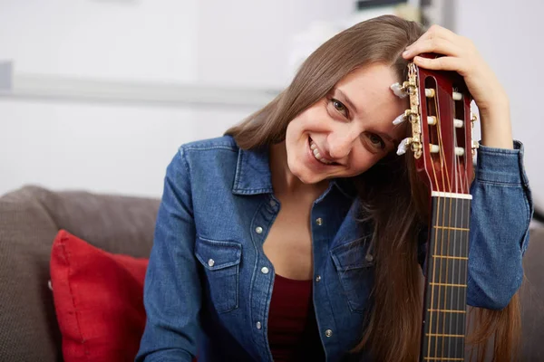 Vrouw Speelt Gitaar Thuis — Stockfoto