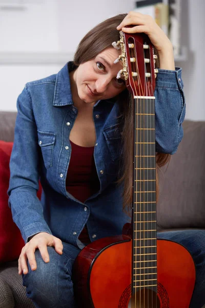 Frau Spielt Hause Gitarre — Stockfoto