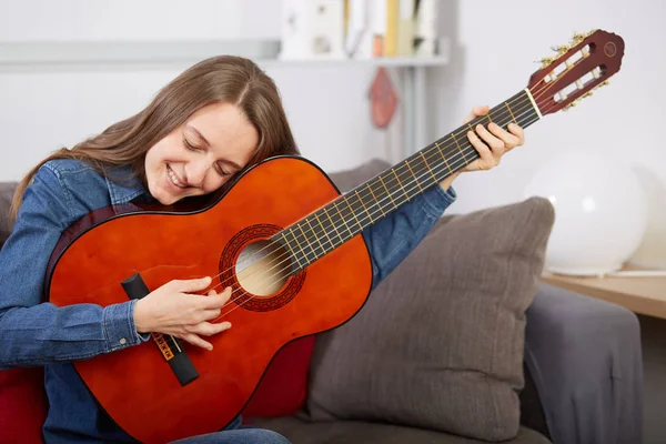 Mulher Tocar Guitarra Casa — Fotografia de Stock