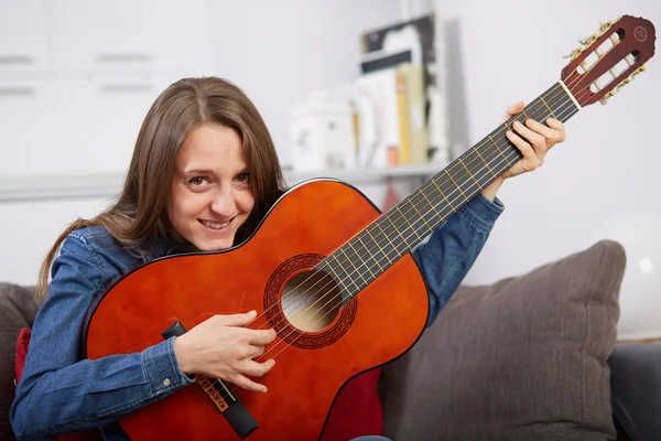 Kvinde Spille Guitar Derhjemme - Stock-foto