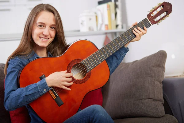 Mujer Tocar Guitarra Casa — Foto de Stock