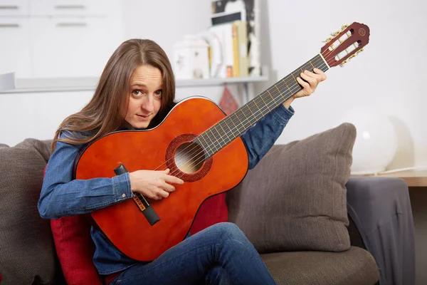 Mujer Tocar Guitarra Casa —  Fotos de Stock