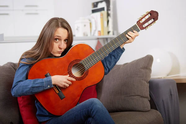 Frau Spielt Hause Gitarre — Stockfoto