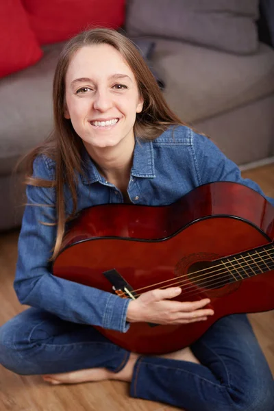 Mujer Tocar Guitarra Casa — Foto de Stock