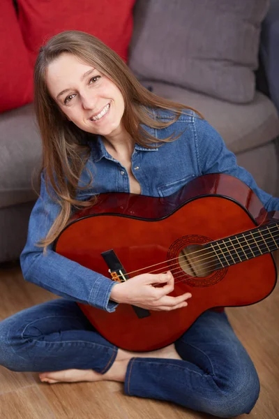 Mulher Tocar Guitarra Casa — Fotografia de Stock