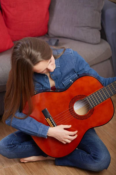 Mulher Tocar Guitarra Casa — Fotografia de Stock