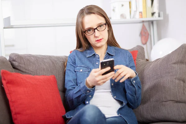 Mujer Hablando Móvil Sofá —  Fotos de Stock