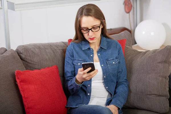 Žena Mluvila Mobilním Pohovce — Stock fotografie