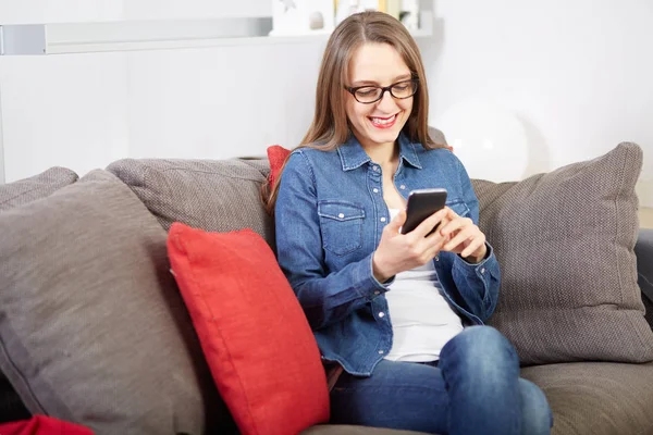 Žena Mluvila Mobilním Pohovce — Stock fotografie