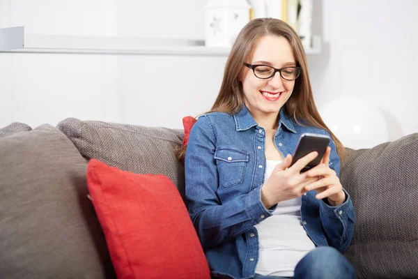 kadın kanepede mobil konuşuyor