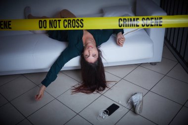 Suç mahalli. Kadın kanepede ölü yatıyor.