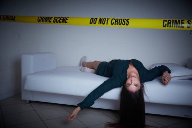 Suç mahalli. Kadın kanepede ölü yatıyor.