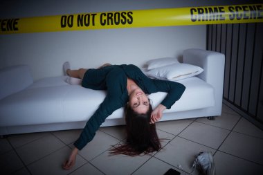 Suç mahalli. Kadın kanepede ölü yatıyor.